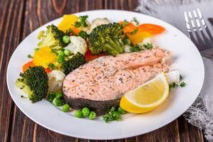 Piatto dietetico giapponese con pesce magro