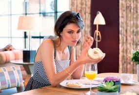 Ragazza che segue la dieta giapponese
