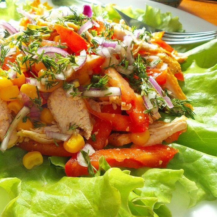 Insalata di verdure con pollo
