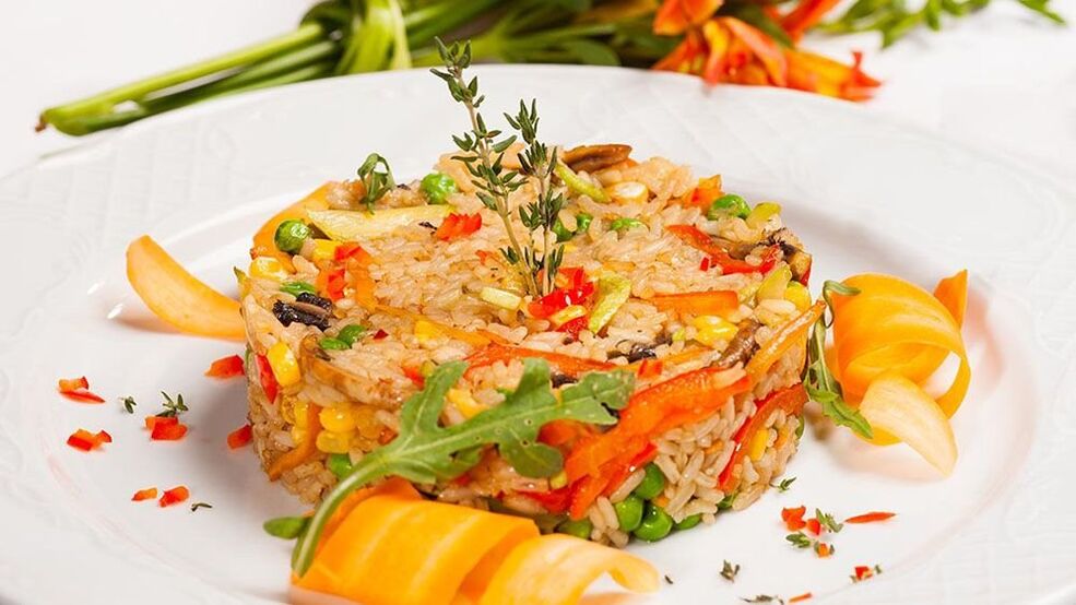 Il risotto alle verdure è il pranzo perfetto per chi segue una dieta mediterranea. 