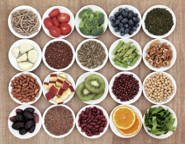 Una varietà di prodotti nutrizionali su piatti