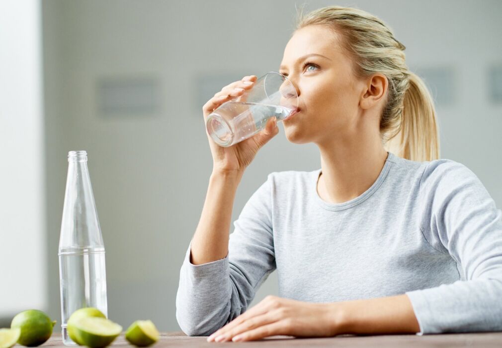 La ragazza beve acqua